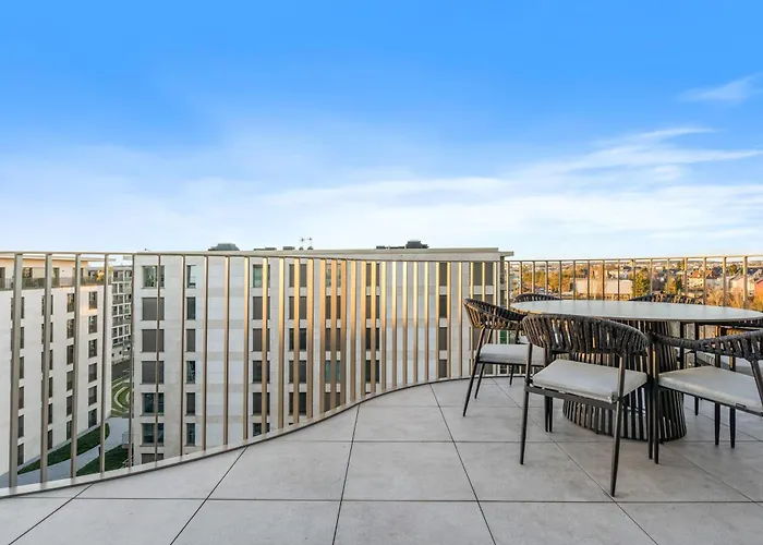 Luxurious 3br Apt With Jacuzzi In Central Lux *