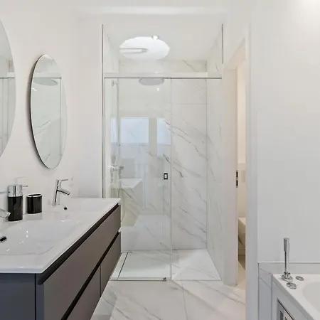 Luxurious 3br Apt With Jacuzzi In Central Lux