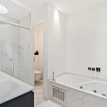Luxurious 3br Apt With Jacuzzi In Central Lux