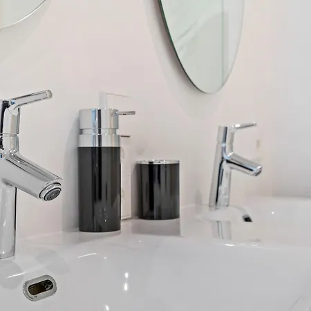 Luxurious 3br Apt With Jacuzzi In Central Lux Apartment *