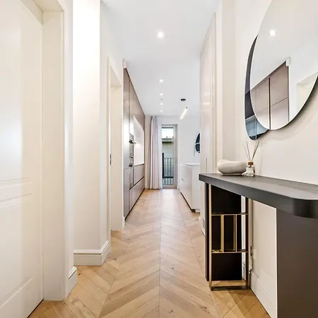 Apartment Luxurious 3br Apt With Jacuzzi In Central Lux