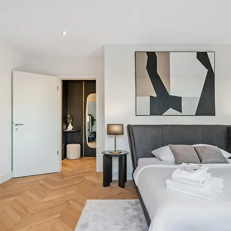 Luxurious 3br Apt With Jacuzzi In Central Lux