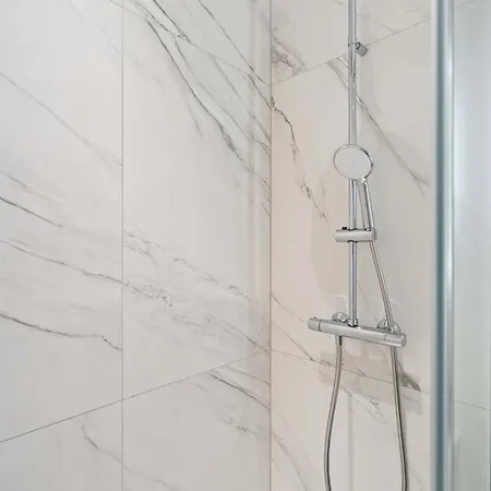 Luxurious 3br Apt With Jacuzzi In Central Lux Apartment *