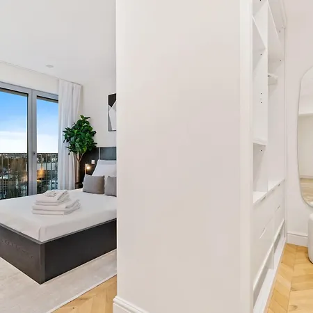 Luxurious 3br Apt With Jacuzzi In Central Lux Apartment