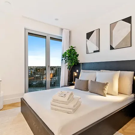 Luxurious 3br Apt With Jacuzzi In Central Lux Apartment