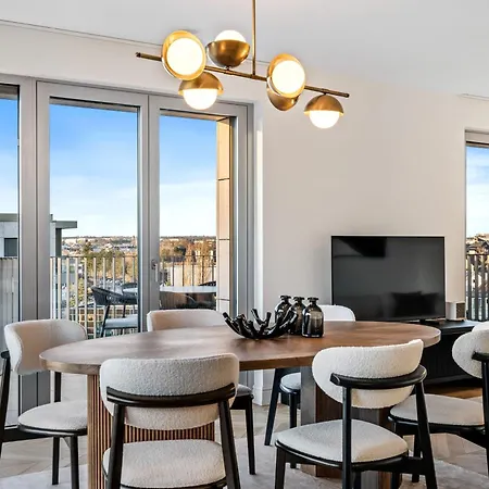 Luxurious 3br Apt With Jacuzzi In Central Lux