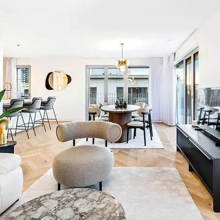 Luxurious 3br Apt With Jacuzzi In Central Lux *
