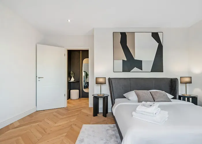 Luxurious 3br Apt With Jacuzzi In Central Lux