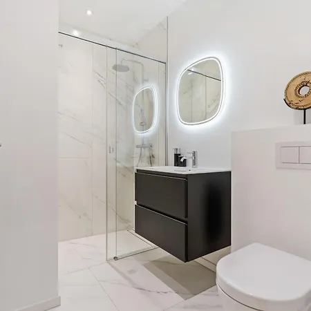 Luxurious 3br Apt With Jacuzzi In Central Lux *