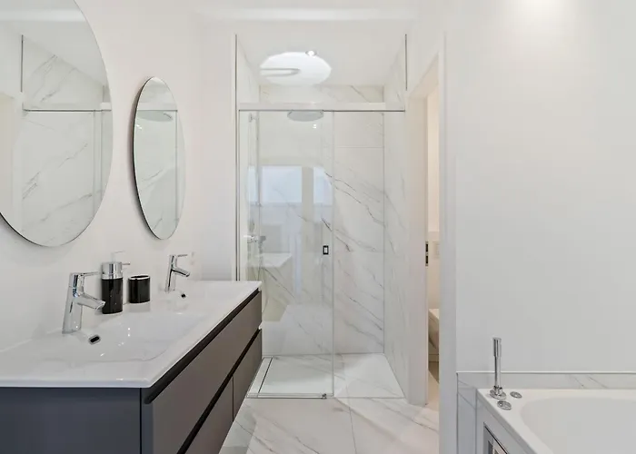 Luxurious 3br Apt With Jacuzzi In Central Lux