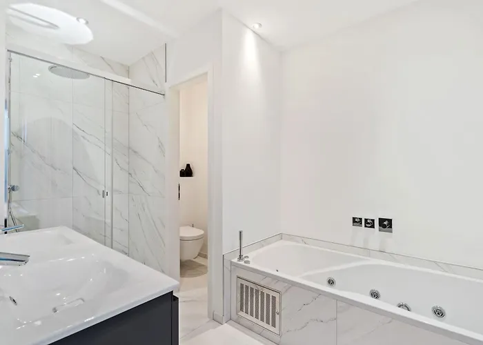 Luxurious 3br Apt With Jacuzzi In Central Lux