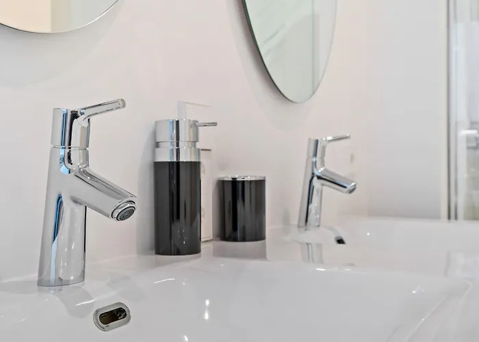 Luxurious 3br Apt With Jacuzzi In Central Lux 아파트 *