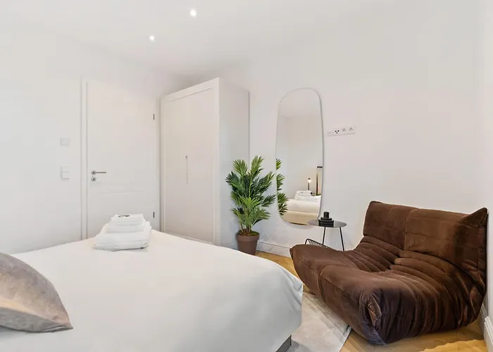 Luxurious 3br Apt With Jacuzzi In Central Lux 아파트